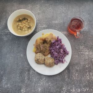 Dieta podstawowa  Zupa krem z selera Ziemniaki z koperkiem gotowane Pulpet z kurczaka Sos pietruszkowy Surówka z kapusty białej i czerwonej Kompot owocowy z jabłkami Grzanki pszenne